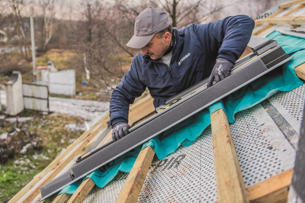 Mocujemy boczne elementy kołnierza i przykręcamy profile kryjące boki ościeżnicy