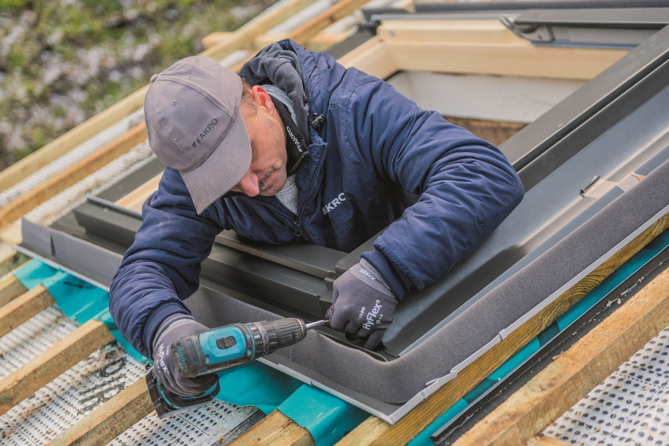 Przykręcamy kaptur okna i górny element kołnierza