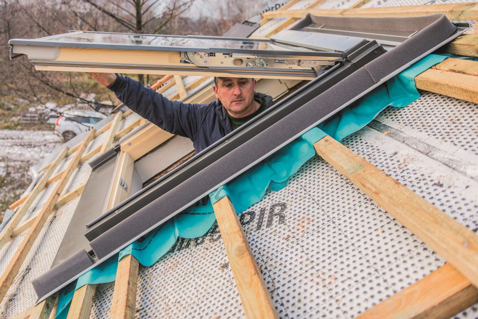 Na końcu ponownie montujemy skrzydło i sprawdzamy poprawność funkcjonowania okna