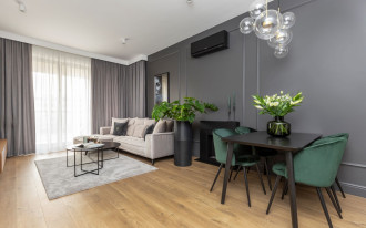 Przytulne wnętrze, w którym biokominek  tworzy niepowtarzalną atmosferę