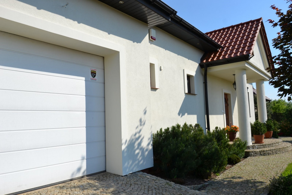 Zadaszony ganek z dwoma słupami