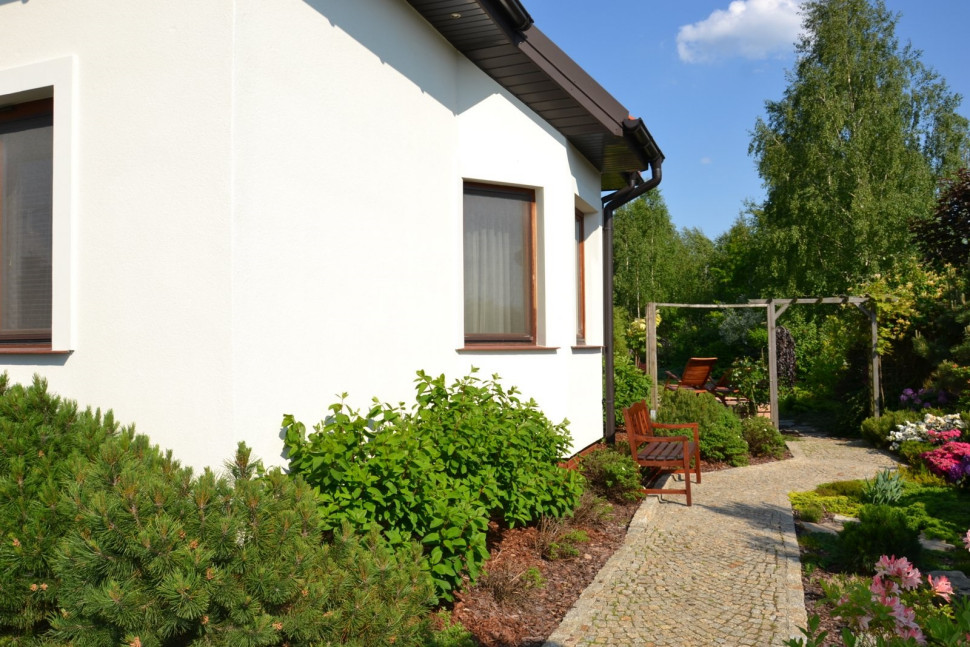 Na południowej ścianie zaplanowano tylko 3 okna, żeby jadalnia (w ryzalicie) i salon nie nagrzewały się zbyt mocno od słońca