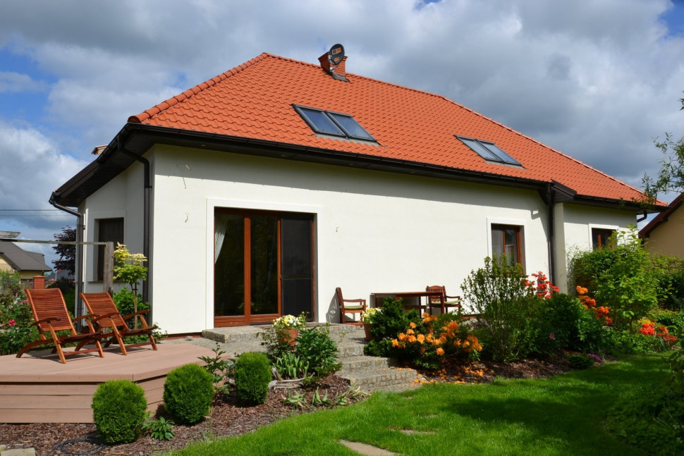 Okna połaciowe i duże okno tarasowe