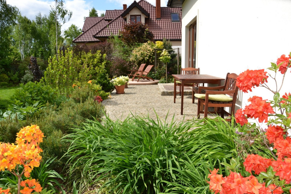 Z tyłu domu, przy wschodniej elewacji są 2 tarasy