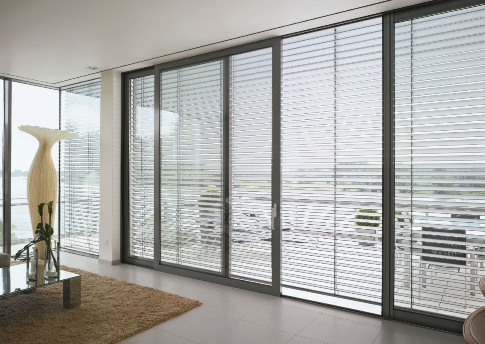 Okna z obramowaniem w kolorze antracytowym. fot. AWILUX