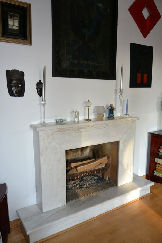 Obudowę kominka w salonie wykonano z marmuru