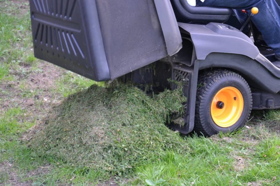 Kosz w traktorku ogrodowym