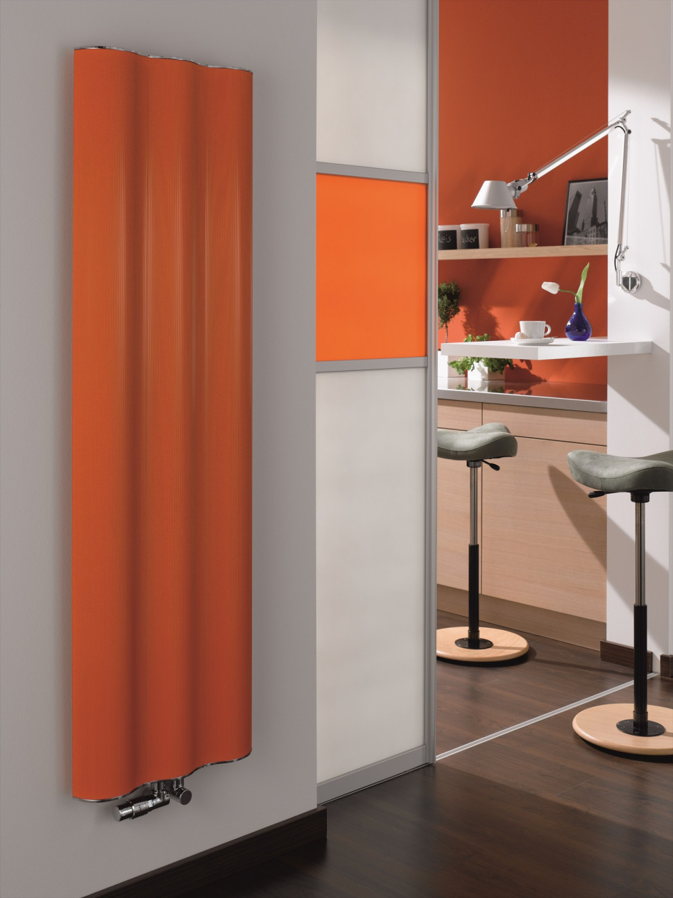Nowoczesny grzejnik w kolorze pomarańczowym firmy Zehnder