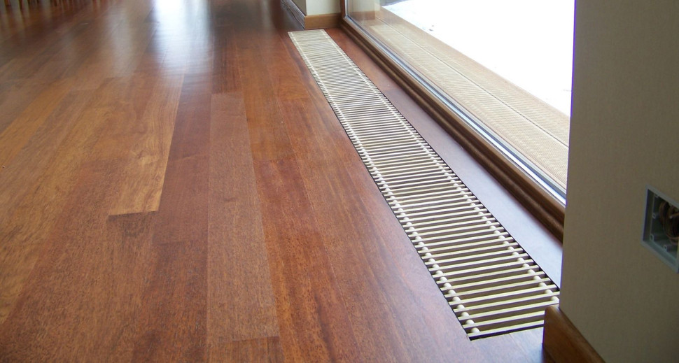 Grzejnik kanałowy zamontowany wzdłuż okna