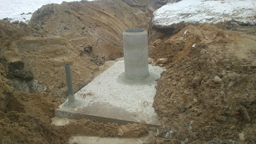 Zamontowany zbiornik 10 tys. l. dwukomorowy z jedną studzienką fot. Ecobet