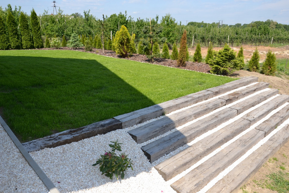 Gładka oszlifowana powierzchnia drewna jest dekoracyjna, ale podczas deszczu i mrozu staje się śliska