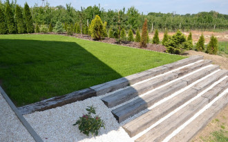 Schody w ogrodzie ze starych podkładów kolejowych