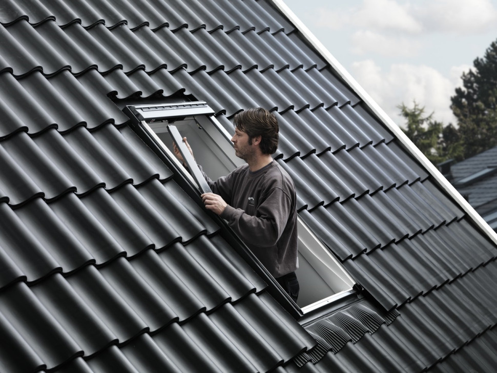 Montaż rolety zewnętrznej - zdejmowanie górnego oblachowania ościeżnicy po obydwu stronach