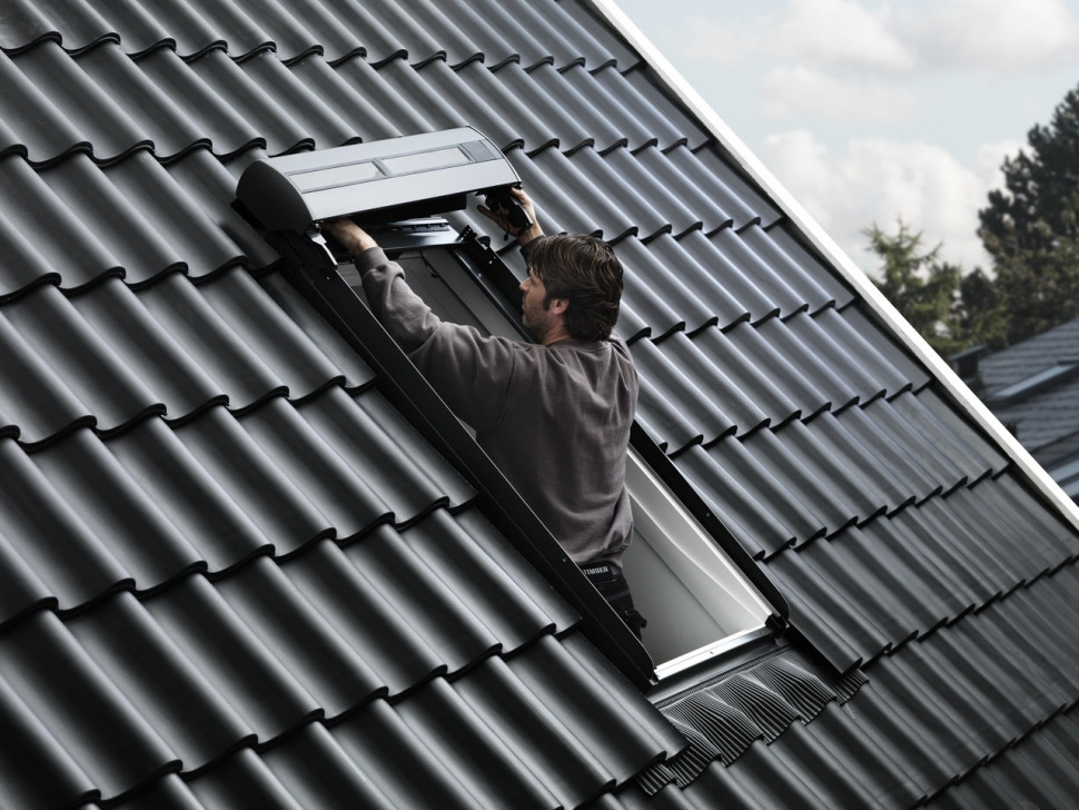 Montaż rolety zewnętrznej - montujemy kasetę rolety zewnętrznej