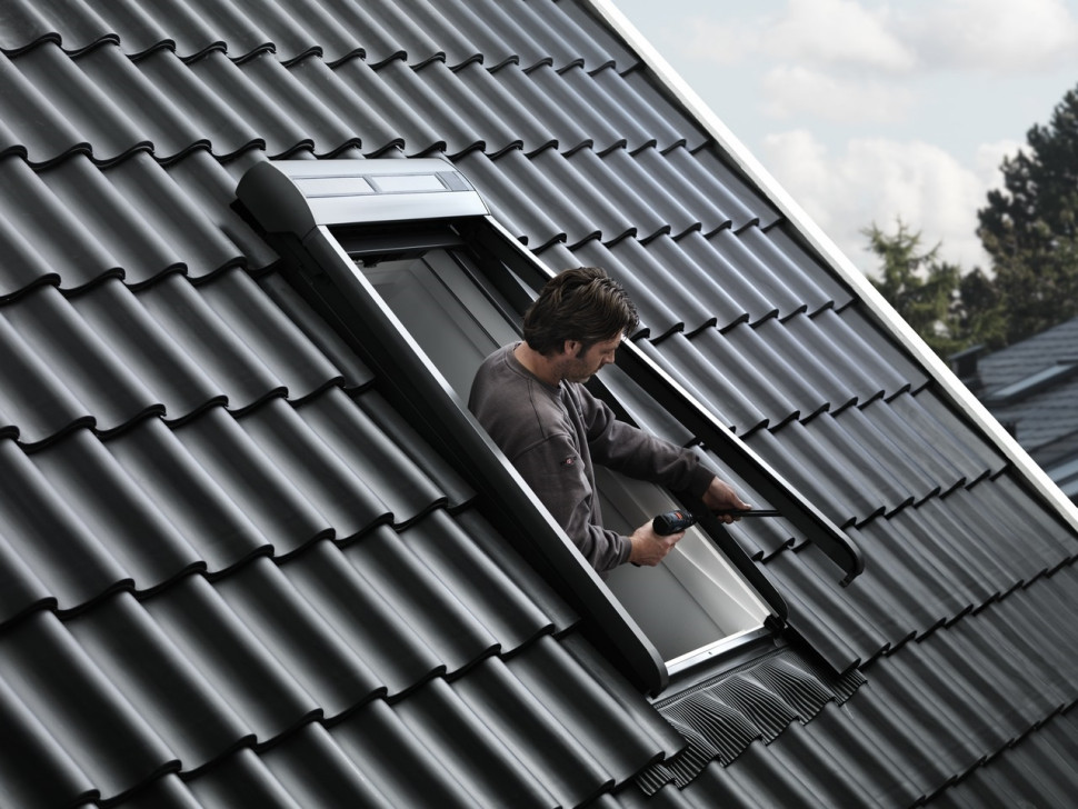 Montaż rolety zewnętrznej - montujemy prowadnice pancerza rolety