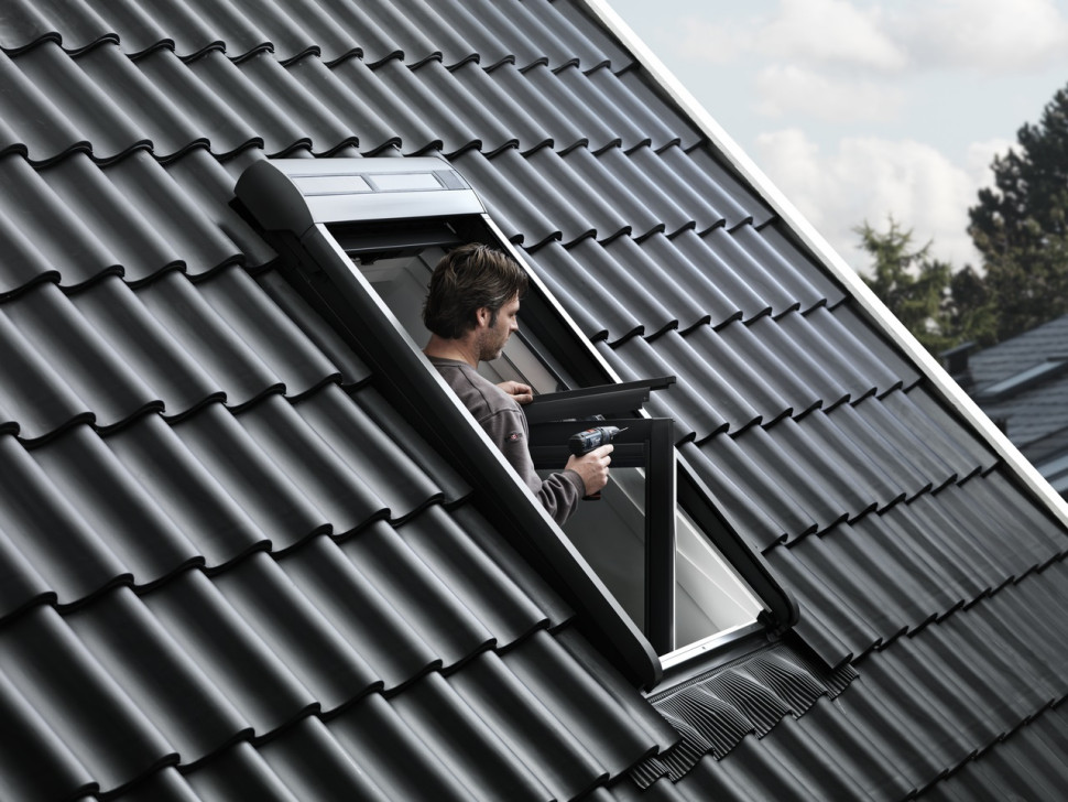 Montaż rolety zewnętrznej - mocowanie dolnej części oblachowania rolety