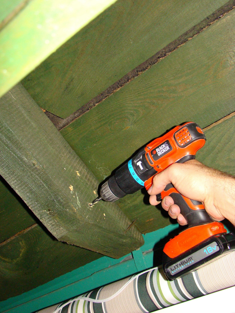 W zaznaczonych miejscach wiercimy otwory