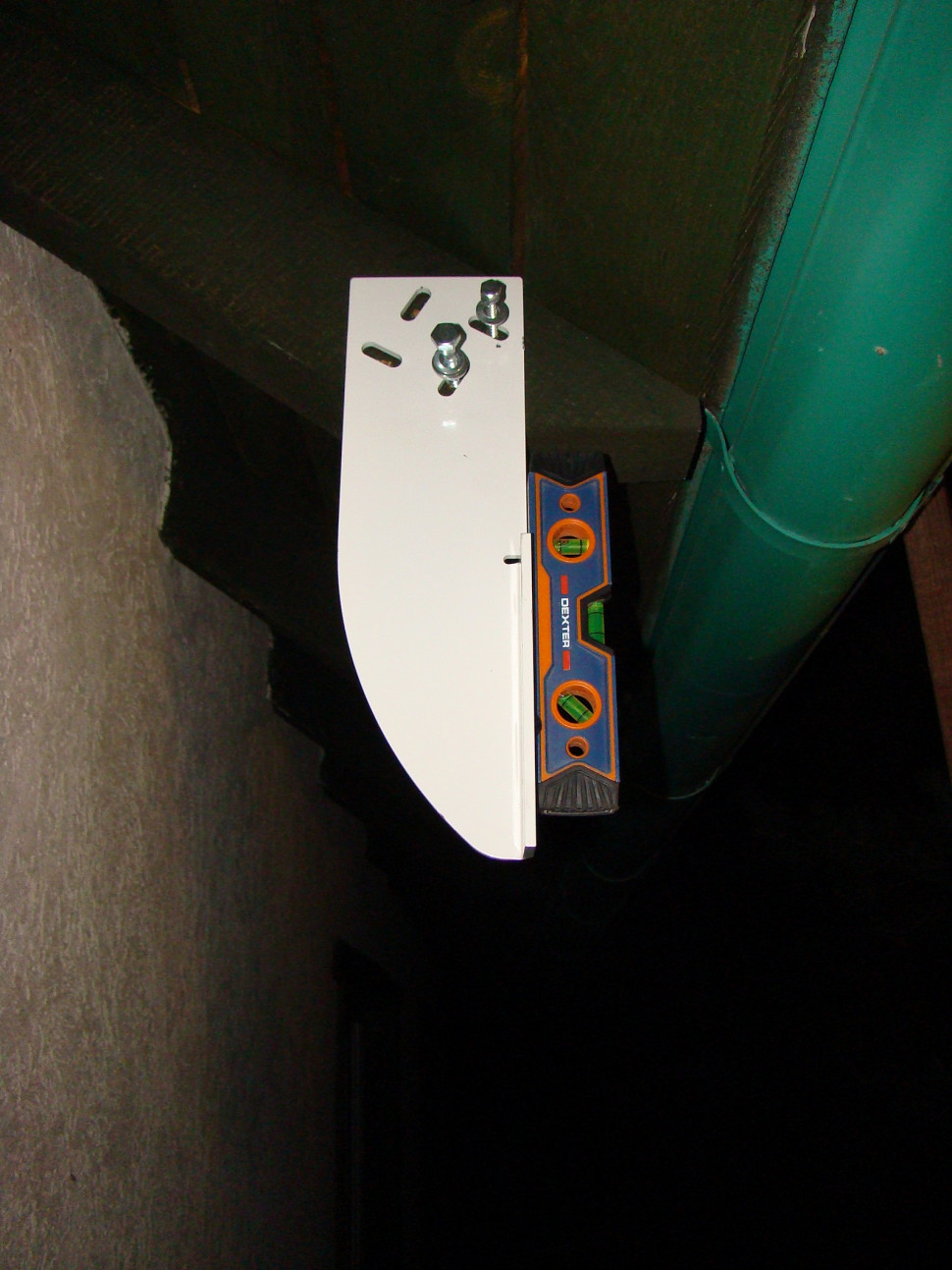 Za pomocą śrub przykręcamy - jeszcze nie do końca - uchwyt