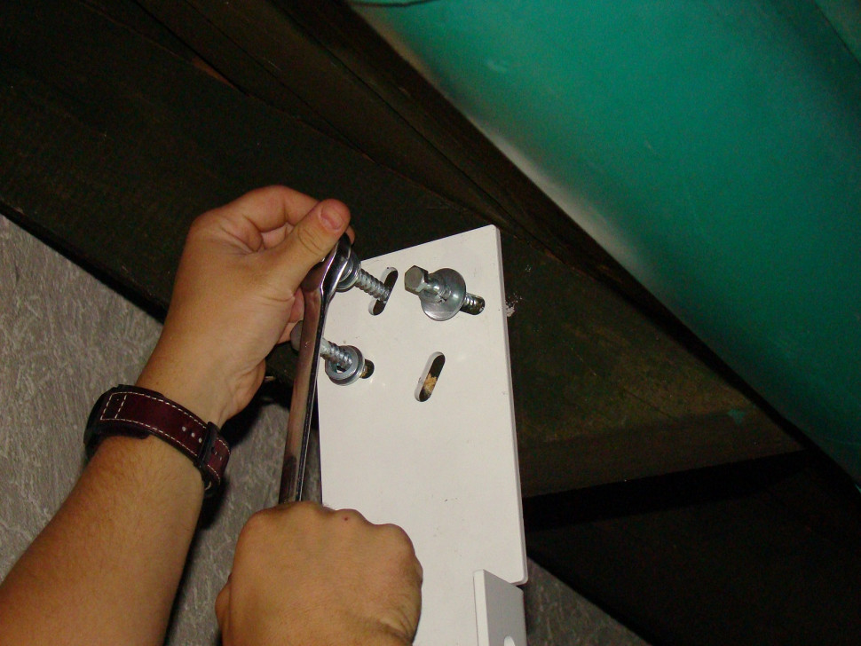 Aby śruby były dokręcone mocno, należy stosować podkładki łamane