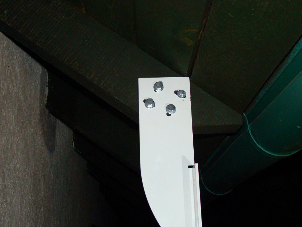 Pierwszy wieszak jest przymocowany