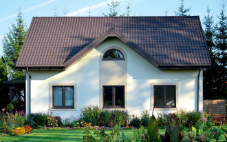 Dom zamiast stawu, na schodkowym fundamencie