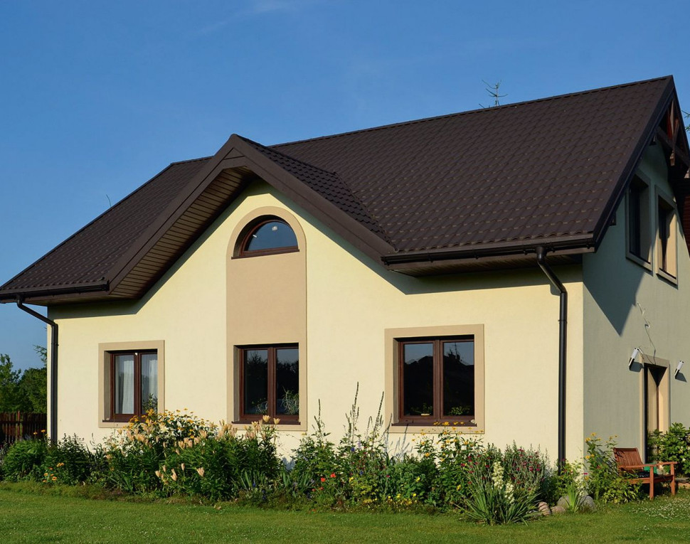 Bryłę domu przykrywa dwuspadowy dach z blachodachówką