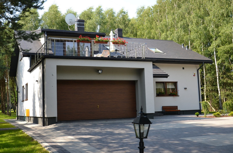 Obszerny parking przed garażem wykończony betonową kostką