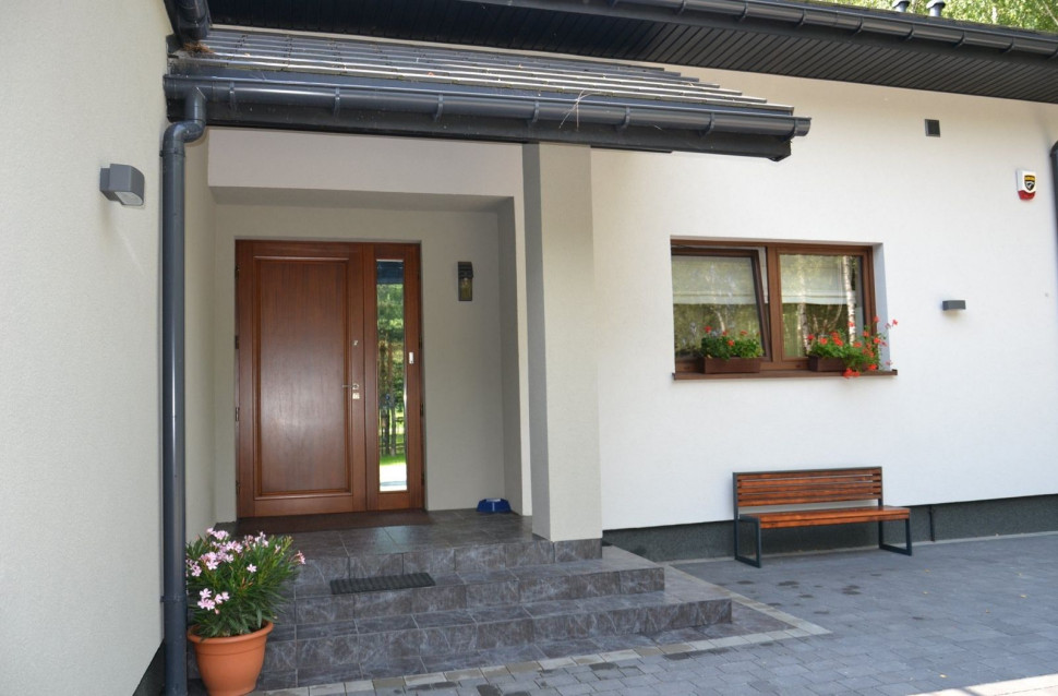 Ganek osłonięty daszkiem