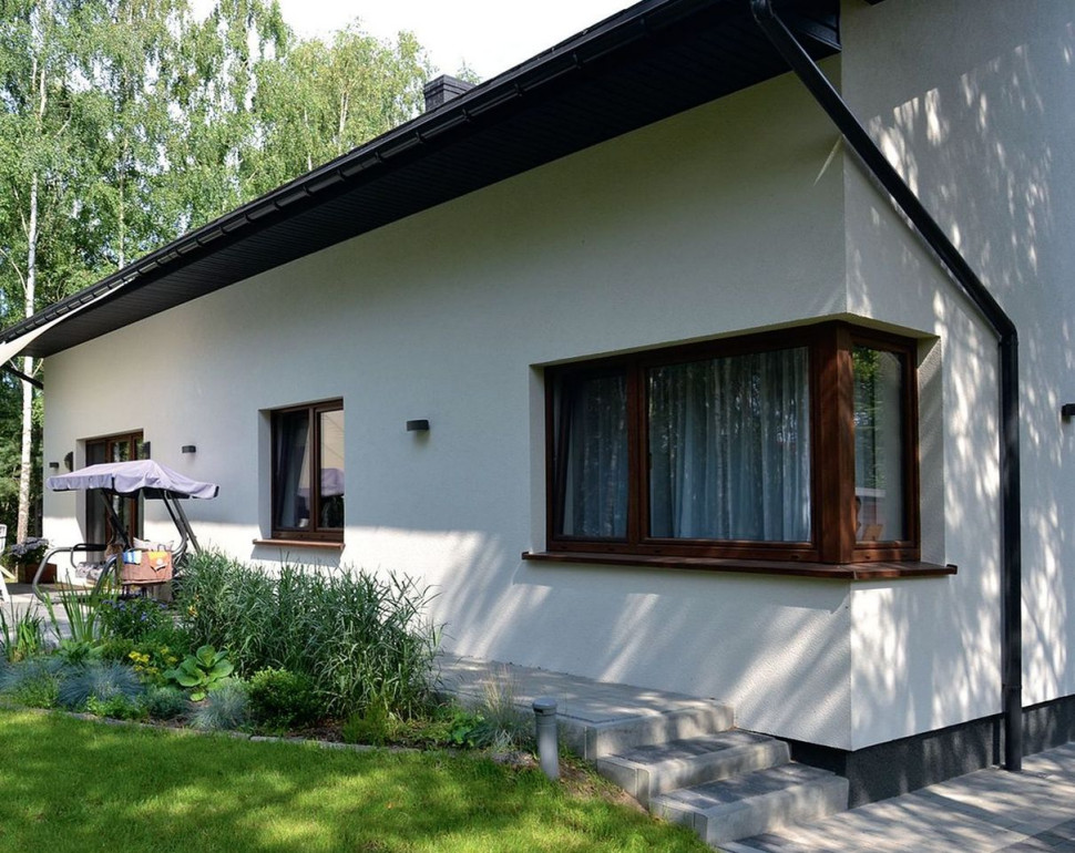 Ze względu na zalesioną działkę, właściciele otynkowali budynek tynkiem silikonowym i zrezygnowali z wykańczania elewacji drewnem