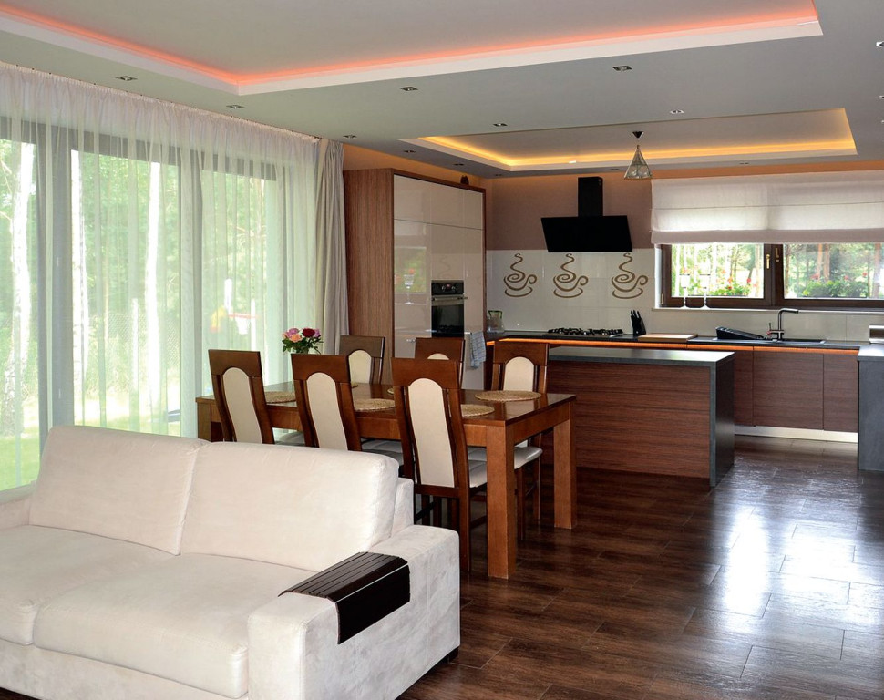 Strefa dzienna, powiększona o 6 m2, nie jest przesadnie duża, ale dostatecznie wygodna