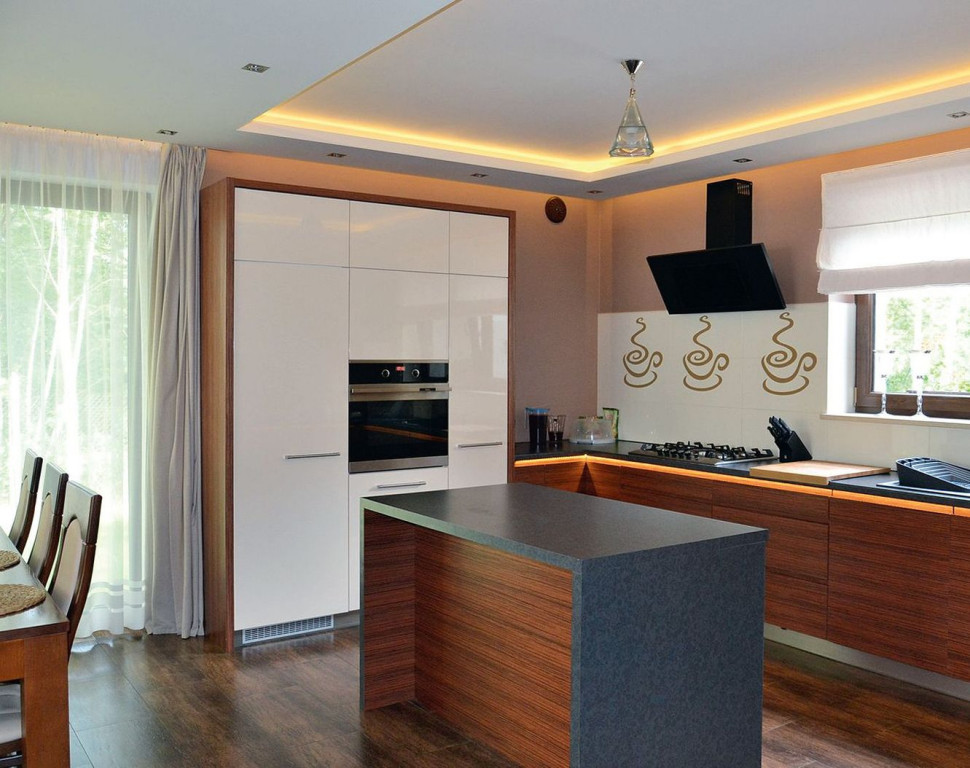 Kuchnia ma okno skierowane na wjazd i jest połączona z jadalnią i salonem