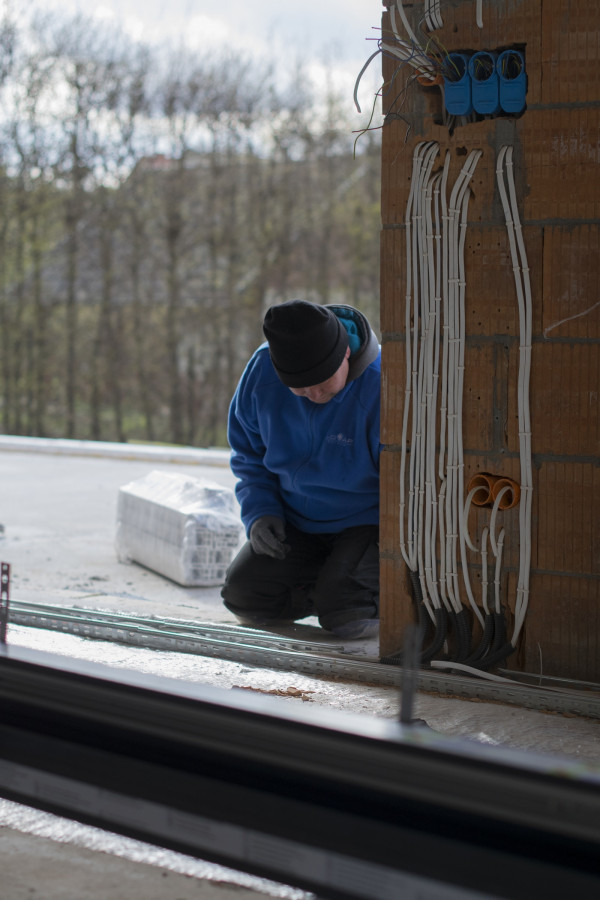 Montaż drzwi balkonowych podnoszono-przesuwnych - sprawdzanie wymiarów otworu i produktu