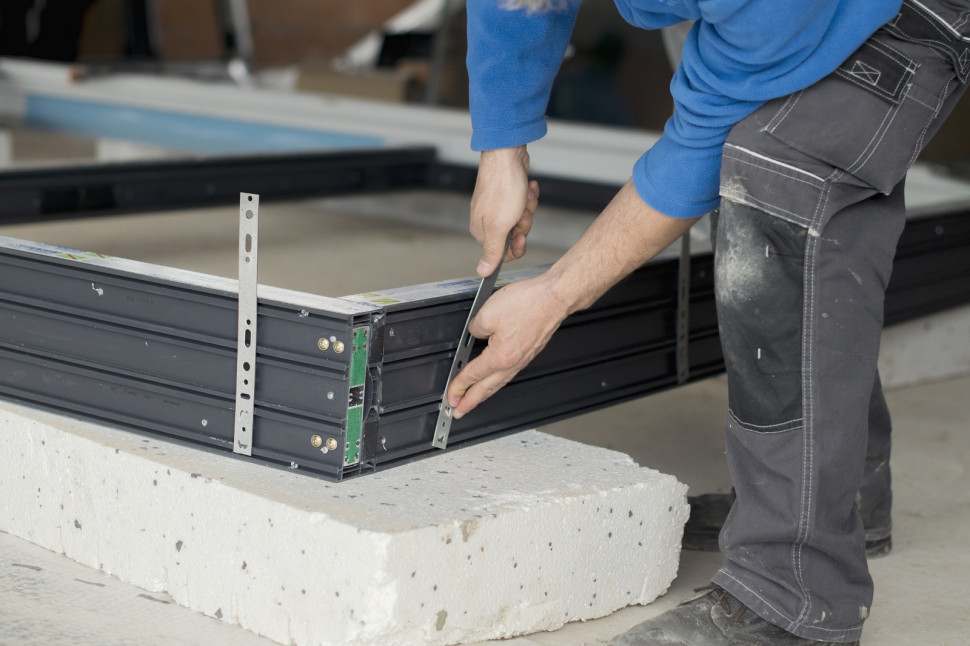 Montaż drzwi balkonowych podnoszono-przesuwnych - mocowanie ościeżnicy do muru za pomocą kotew