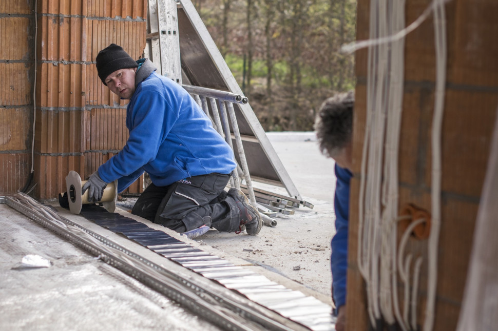 Montaż drzwi balkonowych podnoszono-przesuwnych - przygotowanie podłoża do osadzenia konstrukcji