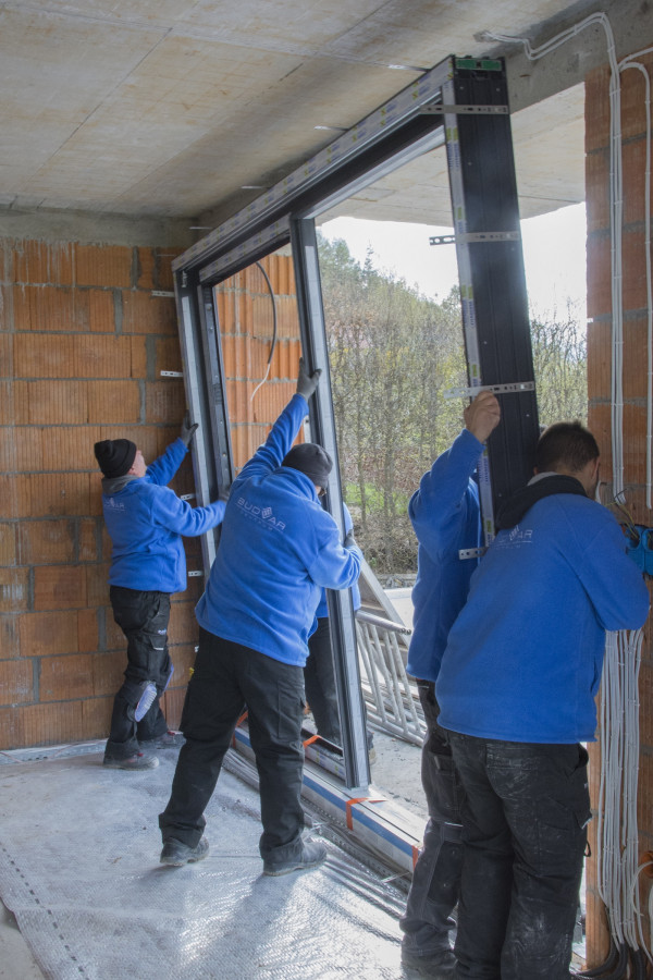 Montaż drzwi balkonowych podnoszono-przesuwnych - osadzanie ościeżnicy w otworze