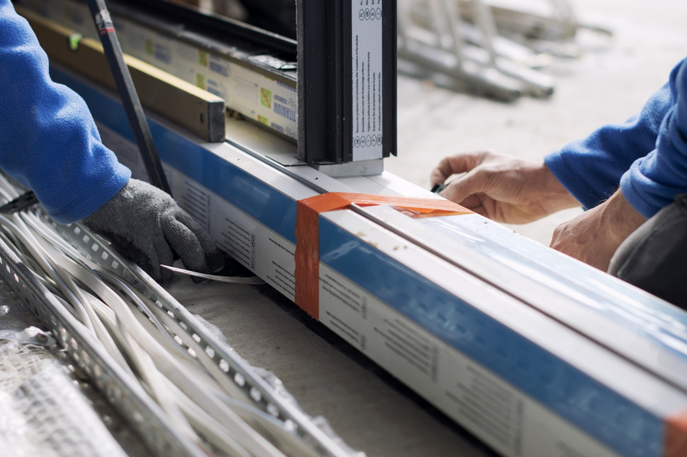 Montaż drzwi balkonowych podnoszono-przesuwnych - ościeżnicę ustawiamy na twardych klockach podporowych