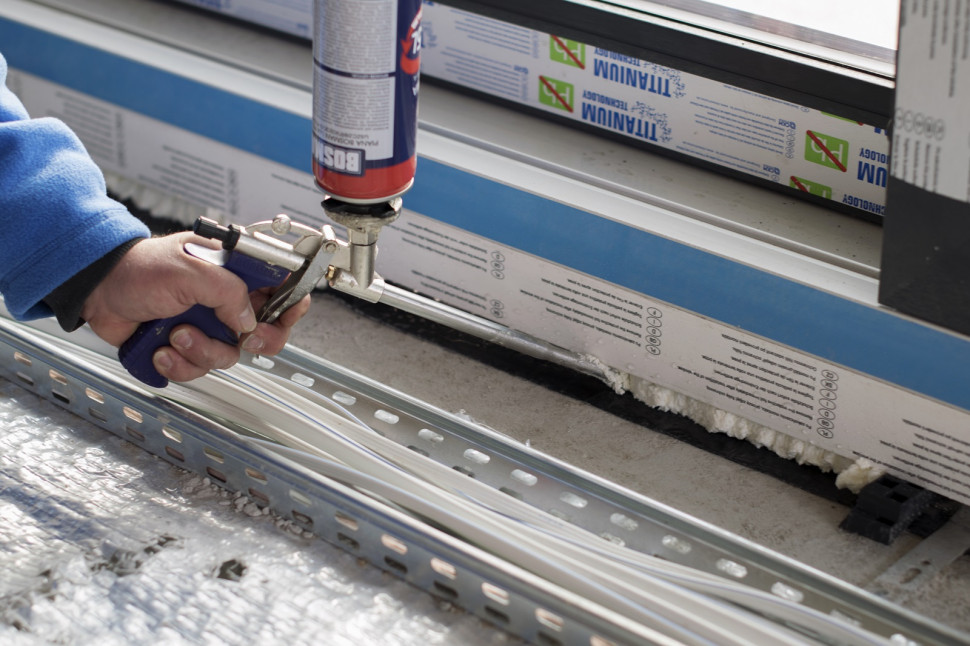 Montaż drzwi balkonowych podnoszono-przesuwnych - całą konstrukcję uszczelniamy pianą montażową