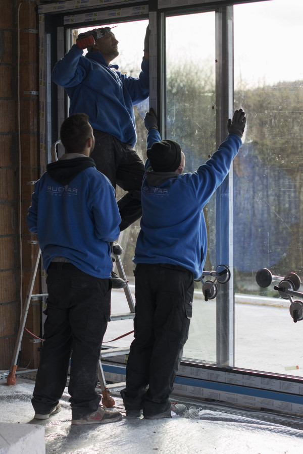 Montaż drzwi balkonowych podnoszono-przesuwnych - do zamocowanej konstrukcji montujemy ponownie skrzydło czynne oraz pakiet szybowy ze skrzydła biernego