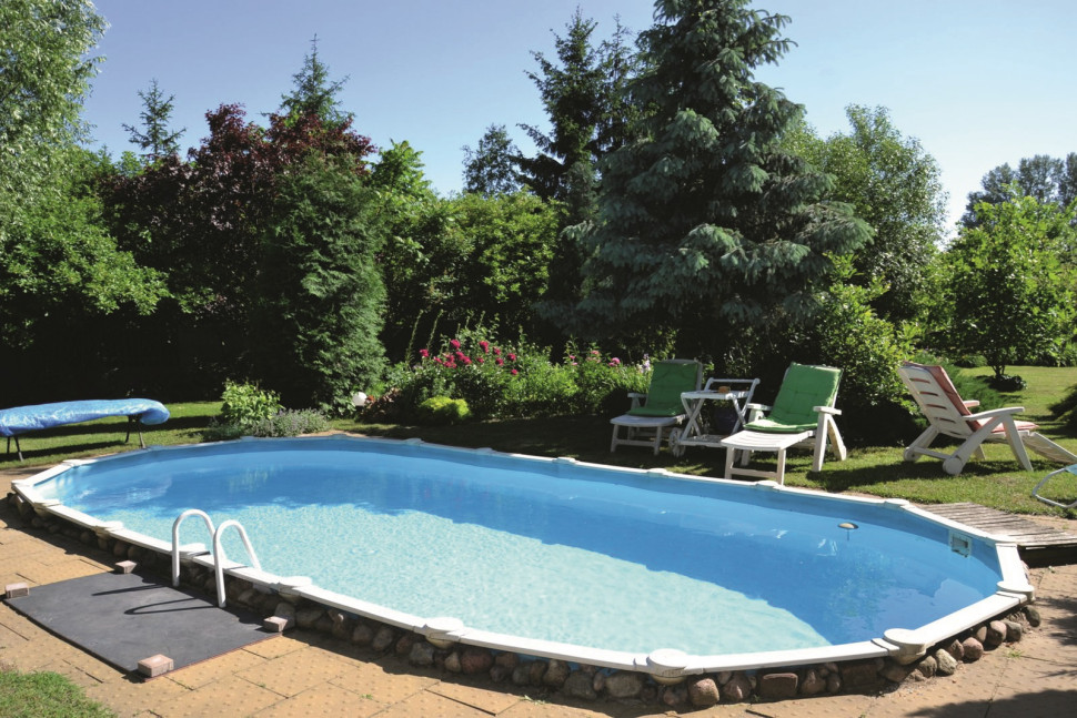 Pływalnia to gotowy zbiornik o wymiarach 7,30 × 3,70 × 1,20 m wkopany w ziemię.