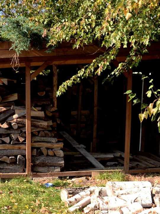 W drewutni drewno leży na podłodze z desek, która nie dotyka gruntu