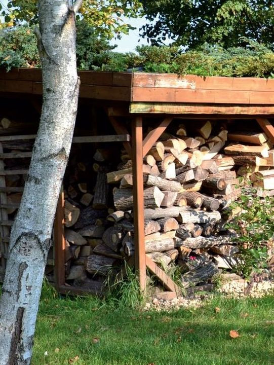 W drewutni drewno układane jest warstwami, metodą na krzyż