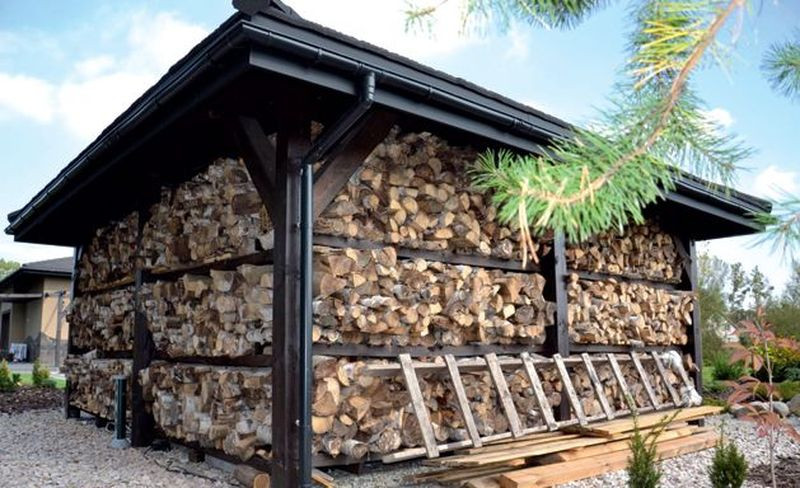 Tylko zachodni i północny bok altany zajmują półki z drewnem do kominka