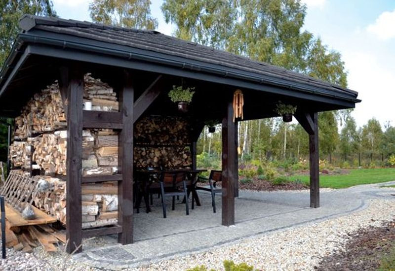 Boki altany i drewutni skierowane na dom i ogród są otwarte