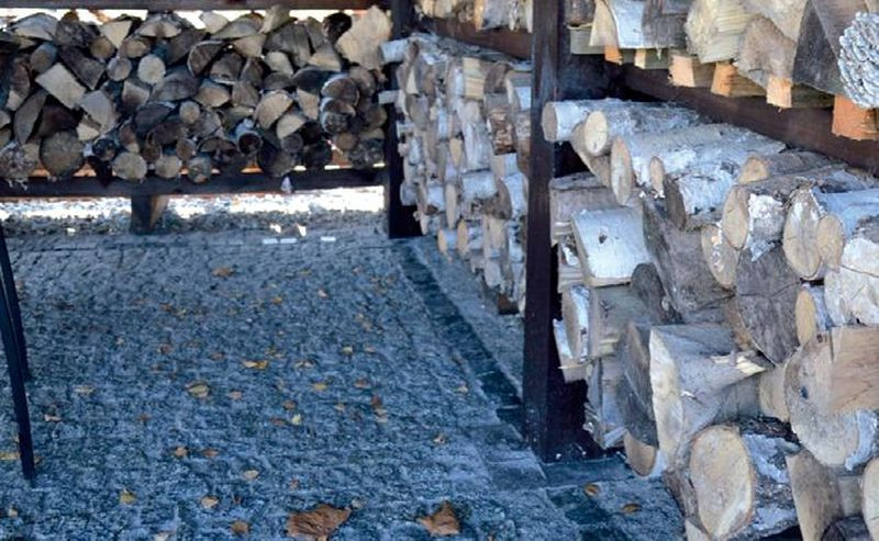 Dystans między posadzką altany a dolną półką wynosi 15 cm i ułatwia wentylowanie drewna kominkowego