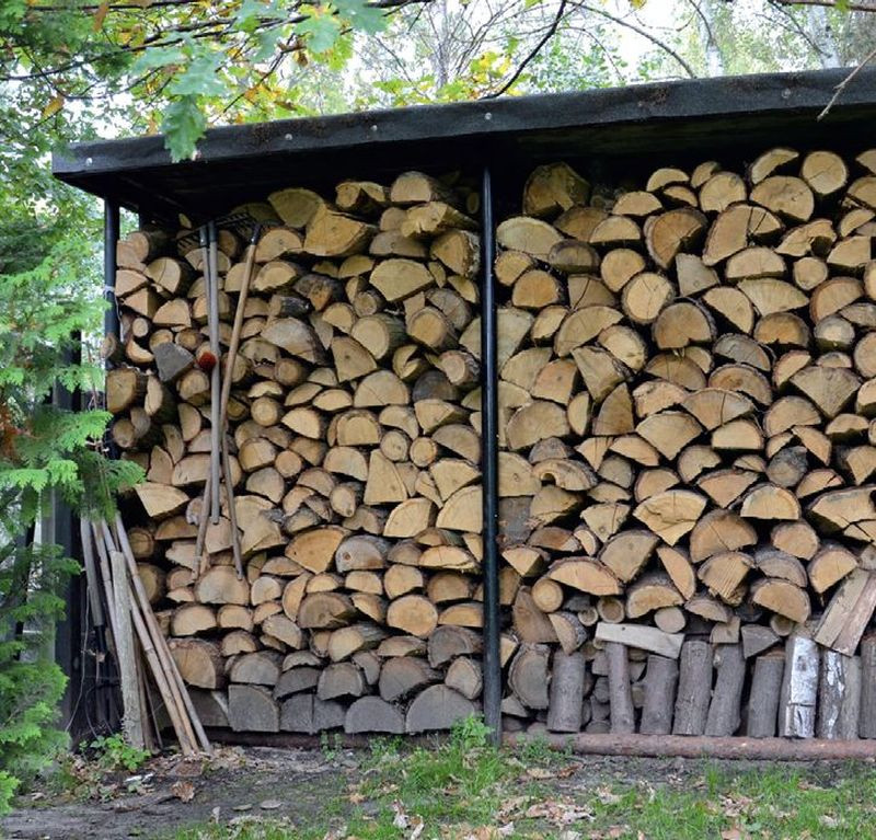 Konstrukcję drewutni wykonano z metalowych słupków, dach z drewna i papy