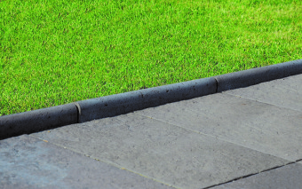 8 prostych i tanich pomysłów na efektowne obrzeża ogrodowe!