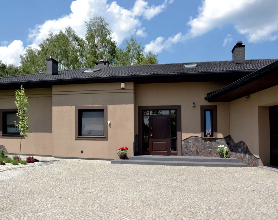 Fragmenty elewacji obłożony nieforemnymi płytami łupka