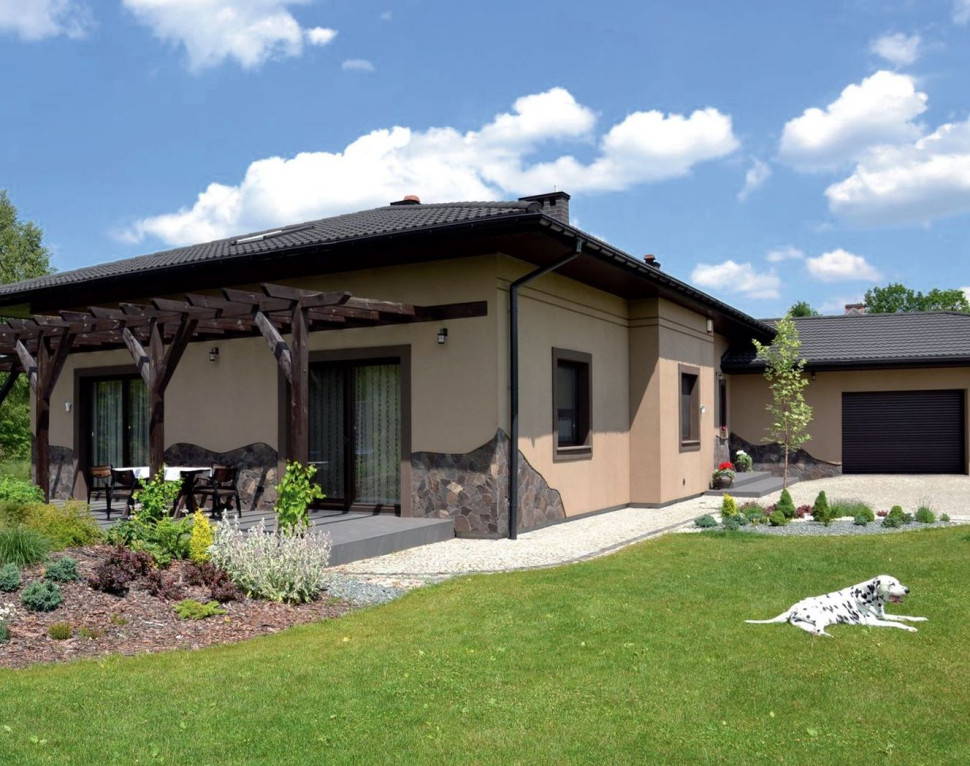 Dom ze skrzydłem garażowym wygląda jak parterowy, jednak w rzeczywistości ma mieszkalną antresolę i strych