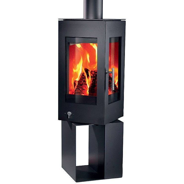 Stalowy piec wolno stojący Q-bic z obrotową komorą paleniska wyłożoną wermikulitem i z systemem samoczynnego oczyszczania szyby