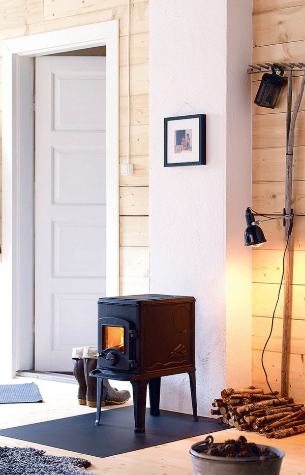 Wolno stojący piec żeliwny Orion, wyposażony w płytę do gotowania